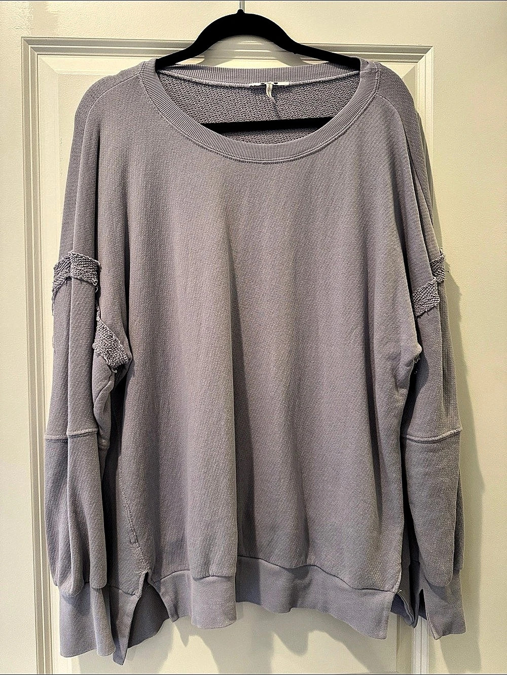 Three Dot Distressed Crewneck in lavender Size Medium